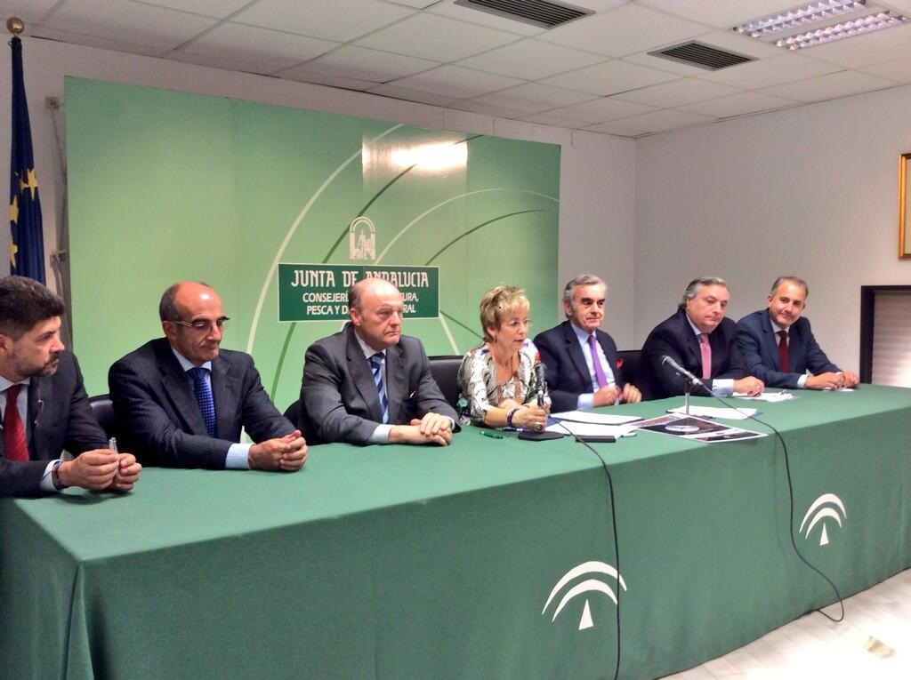 La consejera de Agricultura de Andalucía, Elena Víboras, con los representantes de ANGED. Foto: A.Cortecero